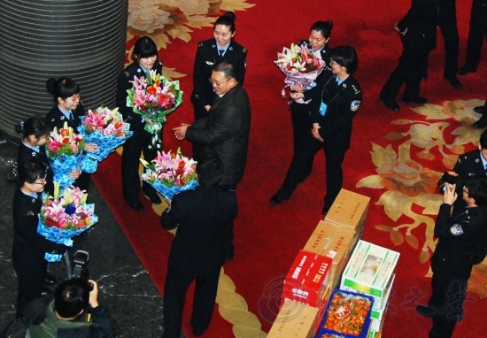 車(chē)站安檢門(mén)女檢員獲分隊七夕祝福