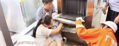 熊孩子誤進(jìn)入安檢機檢測通道惹禍